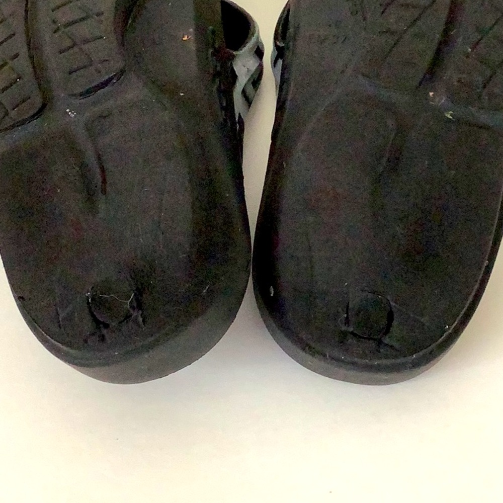 OOFOS Black and Gray Thong Flip Flops, Heavily Worn Preppy Beach Slippers Shower - Picture 7 of 8